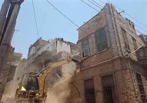 بالصور.. إخلاء منزلين آيلين للسقوط في سوهاج