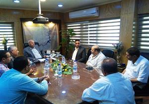 محافظ أسوان يطالب بتشديد الرقابة التموينية على محطات الوقود