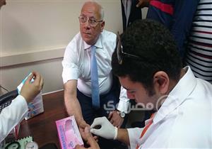 بالصور.. "الأنيميا" تمنع محافظ بورسعيد من التبرع بالدم