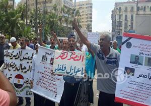 بالصور.. مواطنون يتظاهرون في القائد إبراهيم للتنديد بالدعم القطري للإرهاب
