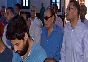 بالصور-  عزت العلايلي يبكي في وداع زوجته لمثواها الأخير