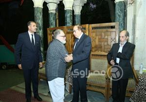 بالصور - الفخراني يقدم واجب العزاء في زوجة عزت العلايلي