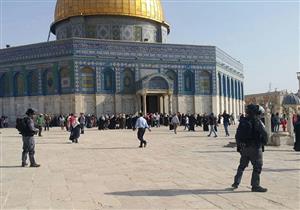 قوات الاحتلال تقتحم مصلى قبة الصخرة وتهاجم المصلين