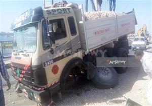 عودة حركة المرور أعلى الدائري بعد رفع آثار حادث تصادم بين سيارة نقل ولودر