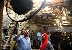 بالصور - في الجمالية.. "كارتر" بائع "خردة" على الطريقة الأمريكاني