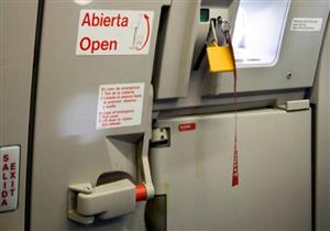 ماذا يحدث إذا فتح باب الطائرة في الجو؟