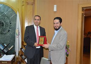 رئيس جامعة المنصورة يجدد الثقة في مدير مستشفى الأطفال