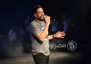 بالصور.. حماقي يتألق في حفل تخرج طلاب إحدى أكاديميات المنصورة