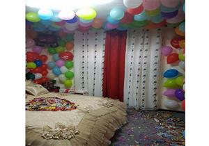 بالصور - "شكولاته وبلالين".. مفاجأة رجل لعروسته يوم الزفاف 