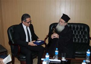 وزير الآثار يهدي مطران دير سانت كاترين نسخة مقلدة من العهدة النبوية