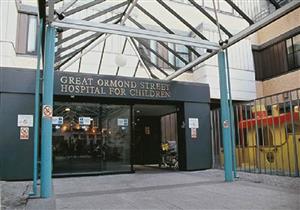 والدا الطفل البريطاني تشارلي يطلبان السماح لهما بتلقي العلاج في أمريك