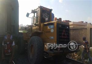 بالصور.. "السكك الحديدية" تدفع بـ"لوادر وأوناش" لرفع حطام قطاري الإسكندرية