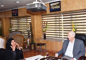 بالصور.. محافظ أسوان يستقبل الأسر المتضررة من كسر خط مياه الشلال