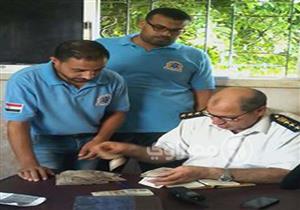 بالصور.. مسعف وسائق يسلمان 35 ألف جنيه عثرا عليها في حادث "السخنة"