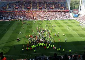 بالفيديو.. جماهير لانس تقتحم الملعب في هزيمة قاسية بحضور كريم حافظ