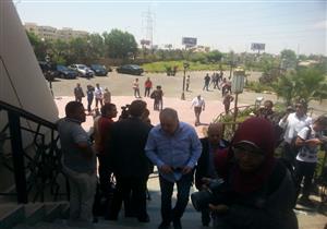 بالصور- علي الحجار وأشرف زكي في جنازة محفوظ عبدالرحمن