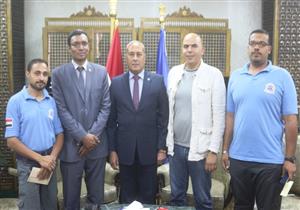 بالصور.. محافظ السويس يكرّم مسعف وسائق سلما 35 ألف جنيه في حادث "السخنة"