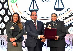 السيسي يُكرم زوجة المستشار هشام بركات في احتفالية "المركزي للمحاسبات"