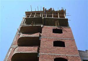 بالصور.. محافظ سوهاج يحيل واقعة بناء أدوار مخالفة بأحد الأبراج للنيابة