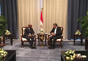 وزير الطيران يلتقي وزير النقل الصومالي لبحث التعاون بين البلدين