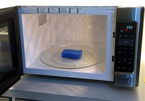 وضع إسفنجة المطبخ في المايكرويف لا يقتل الجراثيم