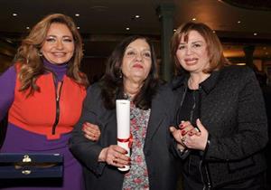 بالصور.. شبه كبير يجمع بين الفنانة ليلي علوي ووالدتها