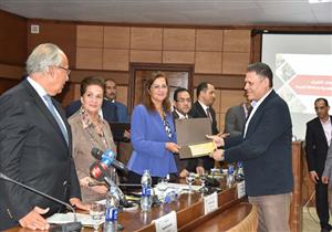 بالصور.. وزير التنمية المحلية يكرم المتميزين بالمراكز التكنولوجية في البحيرة