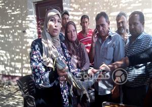 بالصور - لحظة خروج تمساح من ترعة "كسارة" بالإسماعيلية.. ورد فعل الأهالي