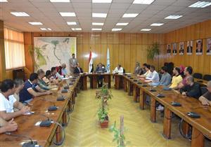 بالأسماء.. 29 عامل يتسلمون عقود عملهم بدولة عربية برواتب تصل إلى 12 ألف جنيه