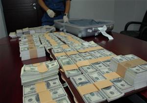 "تسلقًا على السور".. جمارك السلوم تضبط محاولة تهريب 1.3 مليون دولار