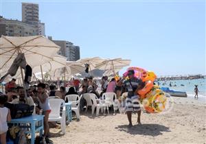 بالصور.. "الصيف مش فسحة".. حكايات "الناس الشقيانة" على شط إسكندرية