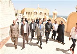 محافظ أسيوط يزور الدير المعلق في ختام احتفالاته (صور)