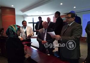 بالصور.. وزير القوى العاملة يرفص تسليم عقود لذوي الإعاقة بمرتبات 420 جنيهًا ببورسعيد  