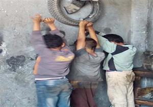 بالصور.. "ميكانيكي" يُعاقب صبيانه بـ"التذنيب" في الشرقية