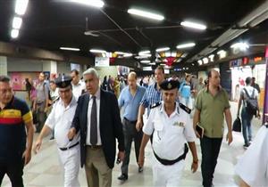 مدير شرطة النقل يفاجئ الخدمات الأمنية بمحطة القطارات والمترو -(صور)