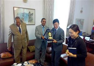 ​رئيس جامعة أسوان يُبلغ "التعليم العالي" بتفاصيل لقائه مع سفير كوريا الجنوبية