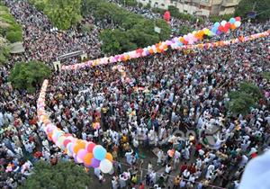 "بلالين العيد" تتساقط فوق رؤوس المصلين بمسجد الصديق بشيراتون