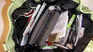  هل تكشف فوضى حقيبتك عن طريقة تنظيمك للحياة اليومية؟