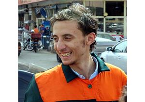 قصة طبيب ارتدى زي عمال النظافة بالمنيا.. "أنا زيك إنسان"