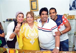 بالصور .. "عدوية الأب" يحتفل بعيد ميلاد زوجته بحضور "الإبن والأسرة"