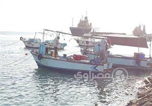 بالصور - مع بدء موسم الصيد.. غزل الشبك وتلوين المراكب.. "هيلا هيلا والرزق على الله"