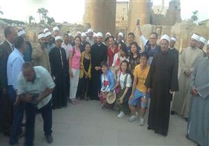 بالصور.. وزير الأوقاف يلتقط الصور التذكاريه مع سُياح معبد الأقصر