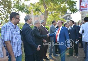 رئيس جامعة أسيوط يشارك طلاب تحية العلم في أول يوم دراسي