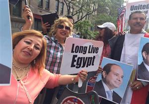 مصريون يحتشدون أمام مقر الأمم المتحدة لتأييد السيسي فور وصوله 