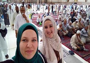 بهجة الحجاج.. "سيلفي" إنشاد من البوسنة وتوزيع المياه من اليمن