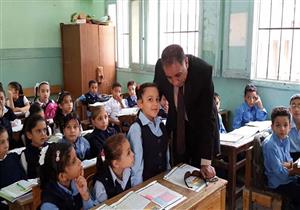 بالصور.. وكيل "تعليم دمياط" يستبعد مدير مدرسة في أول يوم دراسي