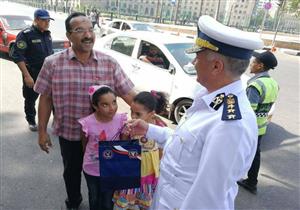 بالصور.. حقائب مدرسية "هدية" أمن القاهرة للطلاب