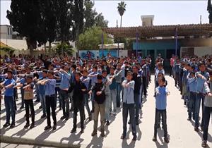 "الطويل قدام والقصير ورا".. معلمة تعيد توزيع التلاميذ في مدرسة بالسويس