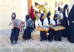 بالصور- انتظام الدراسة بالسويس.. والمحافظ: طابور الصباح يجدد الطاقة