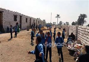 بفصول بدائية وسط الزراعات.. "مدرسة الريدي" تتحدى الحكومة والروتين